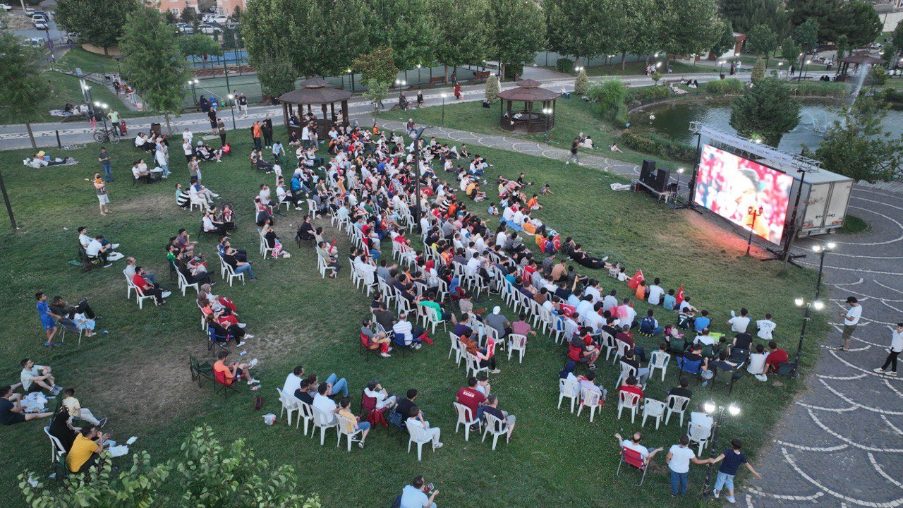 Kahramanmaraş'ta milli heyecan: Futbolseverler dev ekranda coşkuya ortak oldu!
