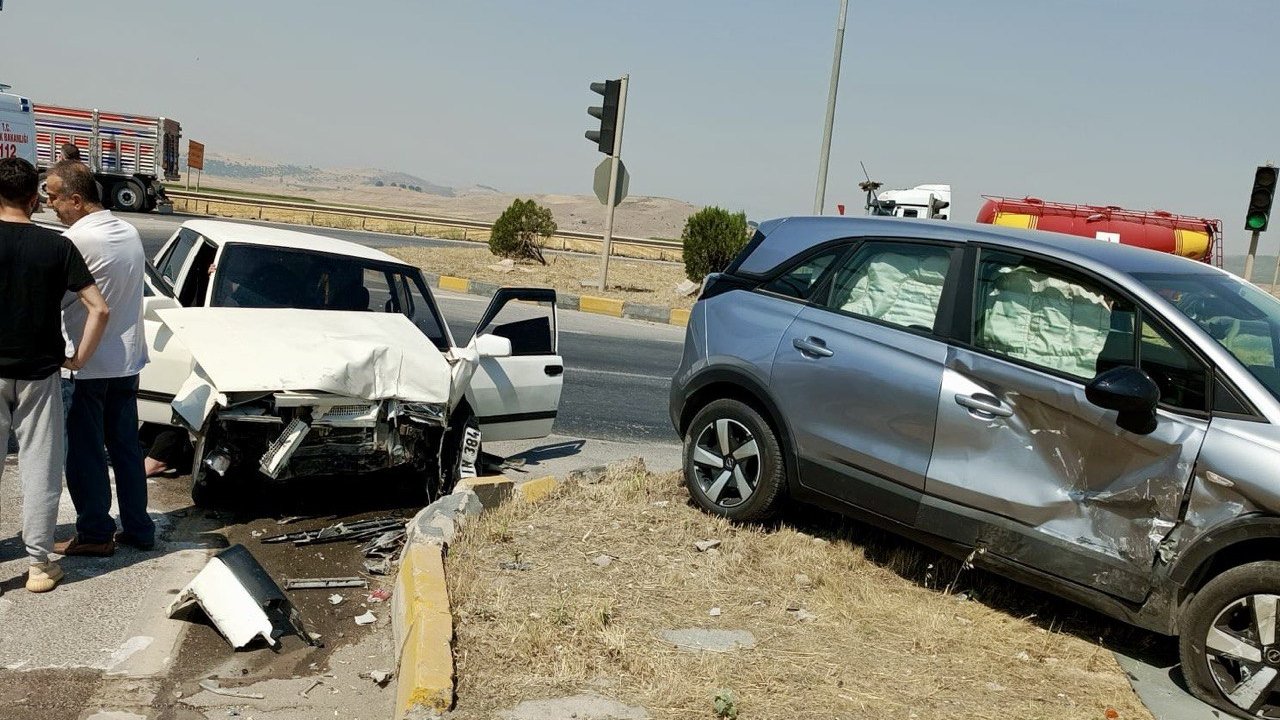 Kahramanmaraş'ın Pazarcık ilçesinde iki otomobil çarpıştı: 1 yaralı