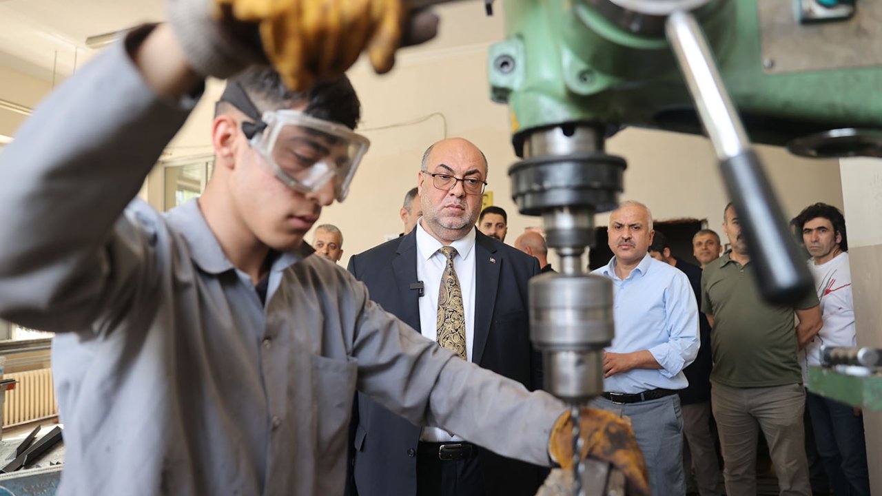 Meslek liseliler Dulkadiroğlu için kent mobilyaları üretti