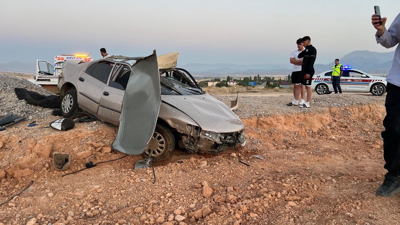 Kahramanmaraş'ın Afşin ilçesinde korkutan trafik kazası: Otomobil takla attı, 2 ağır yaralı