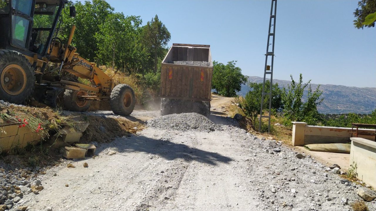 Dulkadiroğlu Belediyesi Kabasakal ve Boyalı mahallelerinde yol kalitesini artırıyor