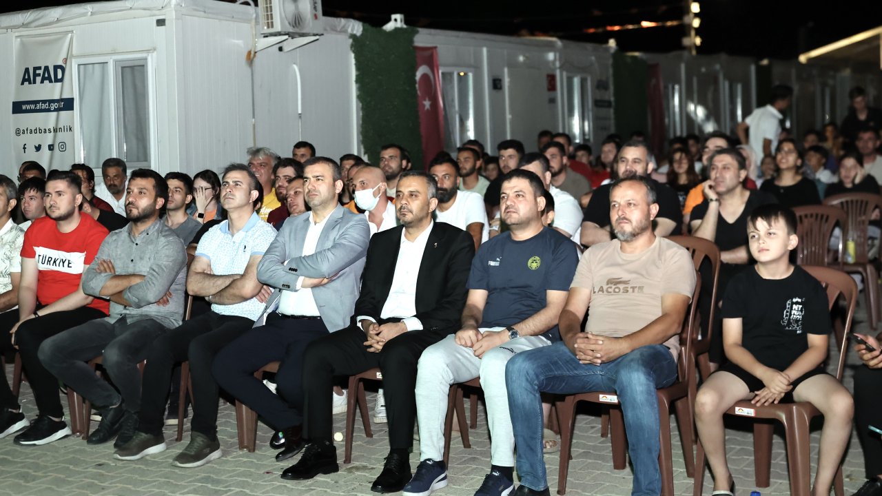 Başkan Toptaş, Türkiye-Çekya maçını vatandaşlarla izledi