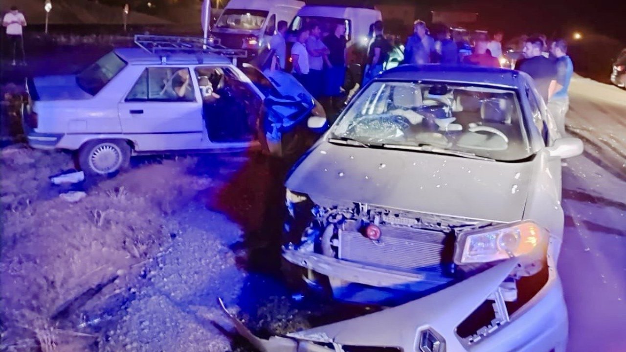 Kahramanmaraş Göksun’da iki otomobil çarpıştı: 1’i ağır 2 yaralı