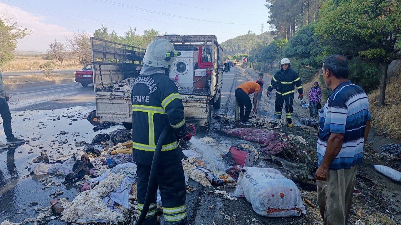 Kahramanmaraş’ta seyir halindeki kamyonet alev alev yandı