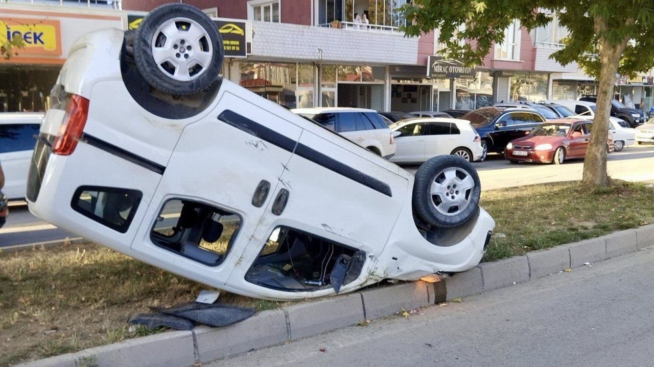 Kahramanmaraş’ta hafif ticari araç takla attı: 2 yaralı