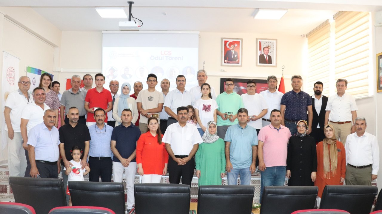 Kahramanmaraş'ta LGS sınavında 500 tam puan alan öğrencilere altın hediye
