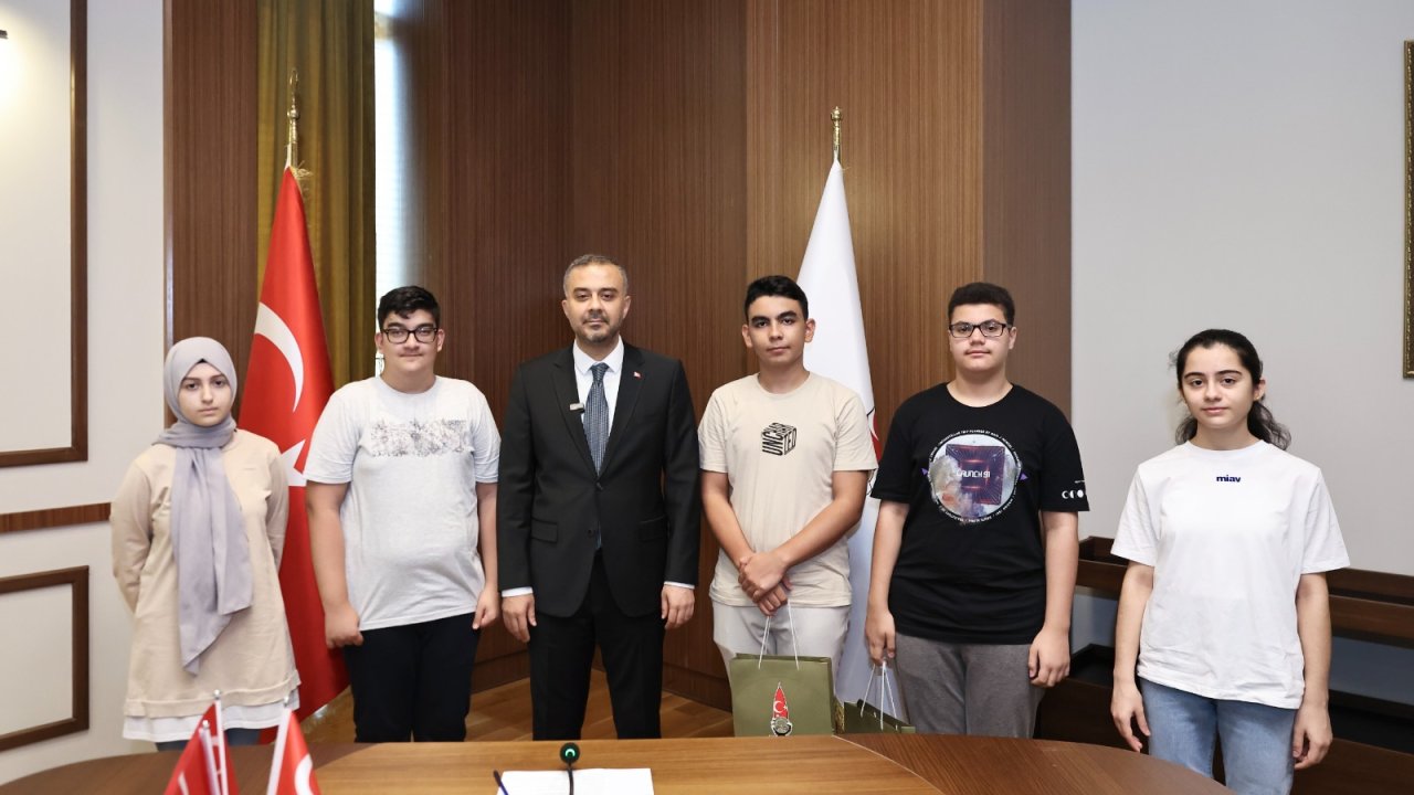 Başkan Toptaş, 500 tam puanla Türkiye birincisi olan 5 öğrenci ödüllendirildi