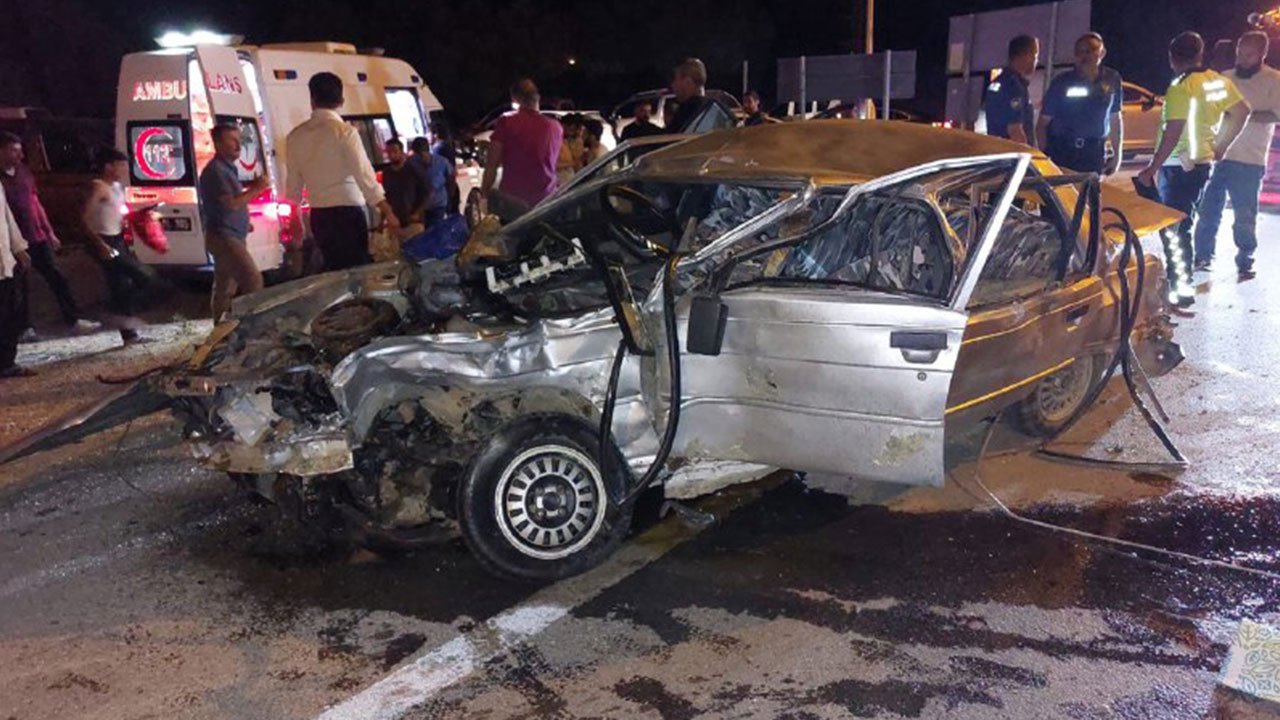 Kahramanmaraş Göksun’da 2 otomobil çarpıştı: 3 yaralı