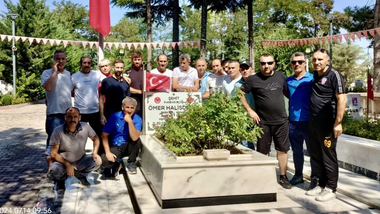 Kahraman Şehit Ömer Halisdemir'in kabri ziyaretçi akınına uğruyor