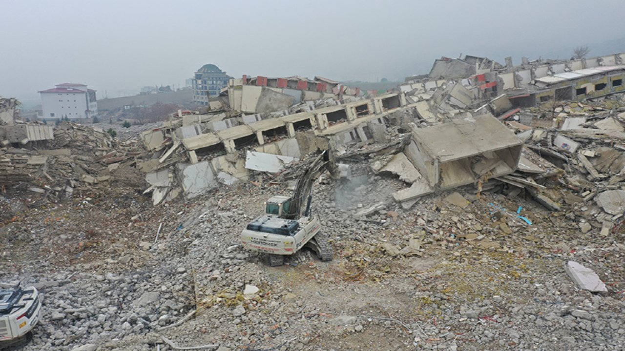 Kahramanmaraş'ta ağır hasarlı binaların yıkımı sürüyor
