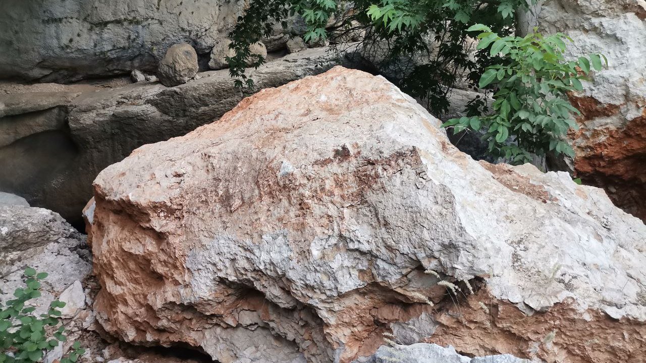 Kahramanmaraş'ta dağdan düşen dev kayalar mağaranın ağzını kapattı