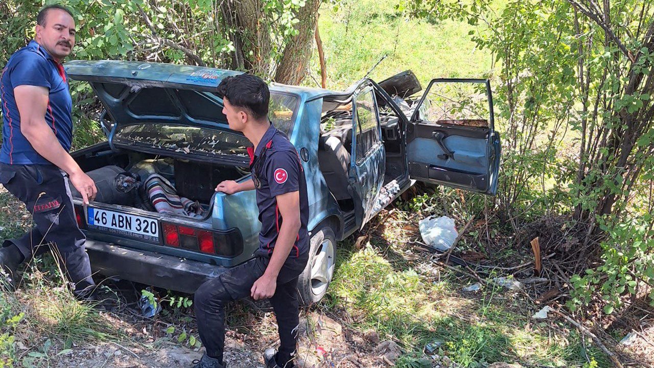 Kahramanmaraş’ta korkutan kaza: Otomobil ağaca çarptı!