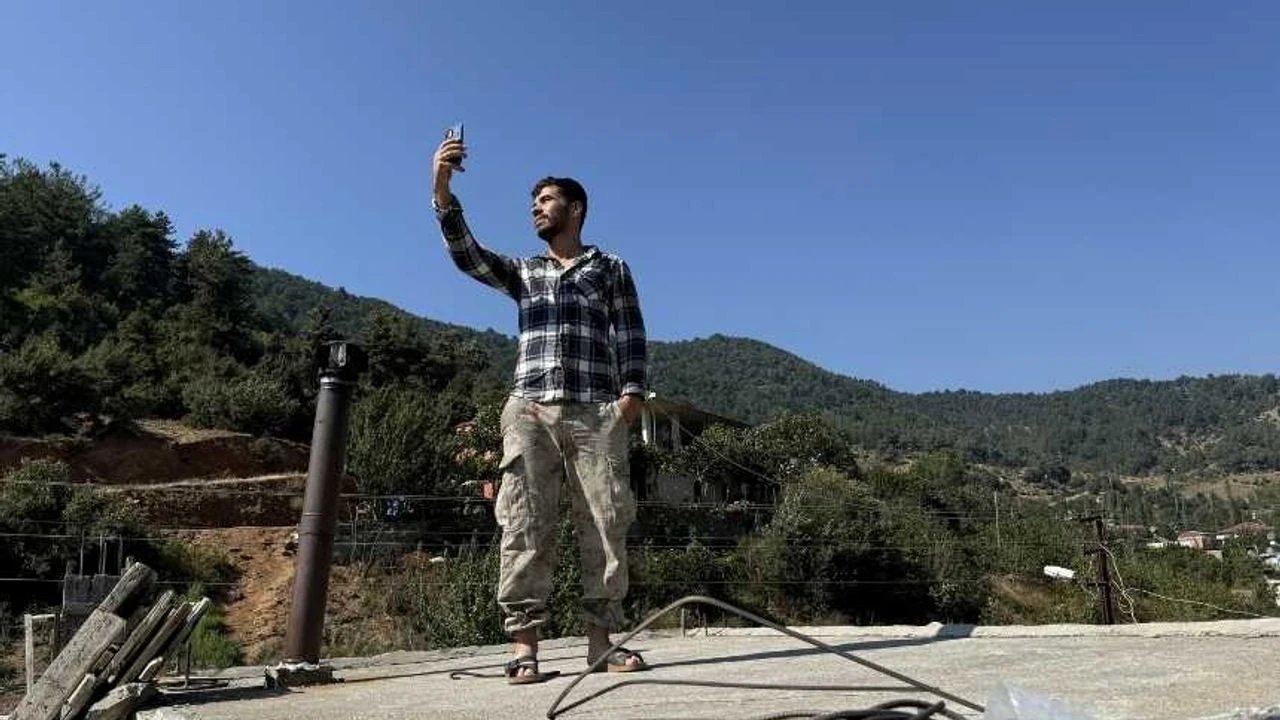 Türkoğlu'nda bazı mahallelerinde telefonla konuşmak isteyenler yüksek yerlere çıkıyor