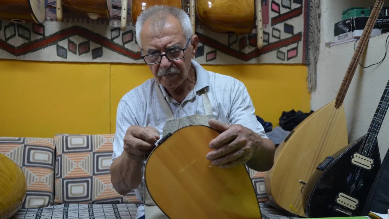 Depremde atölyesi yıkılan saz ustası, evinin bahçesindeki atölyede üretimini sürdürüyor