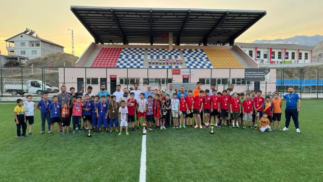 Çağlayancerit'te yaz Kur'an kursları futbol turnuvası düzenlendi