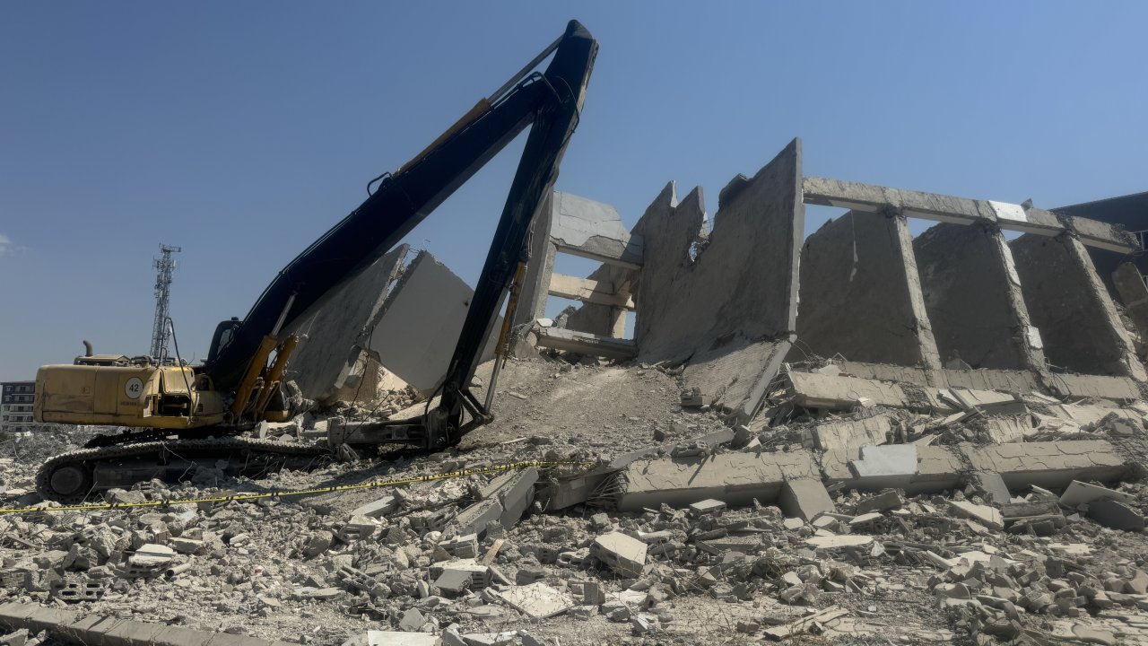 Kahramanmaraş'ta yıkım sırasında enkaz altında kalan operatör yaralı kurtarıldı