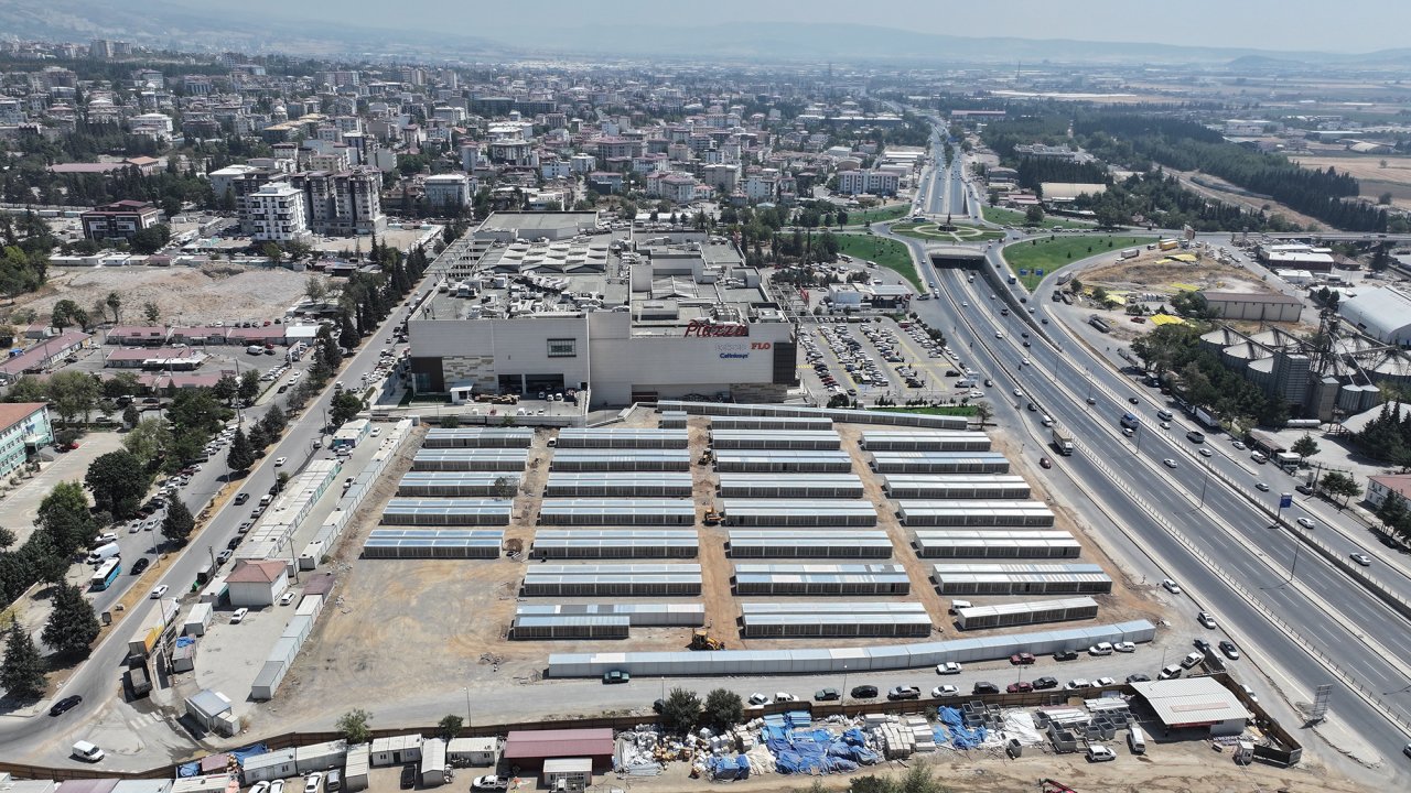 Kahramanmaraş’ta yeni geçici çarşının kurulumu hızla sürüyor