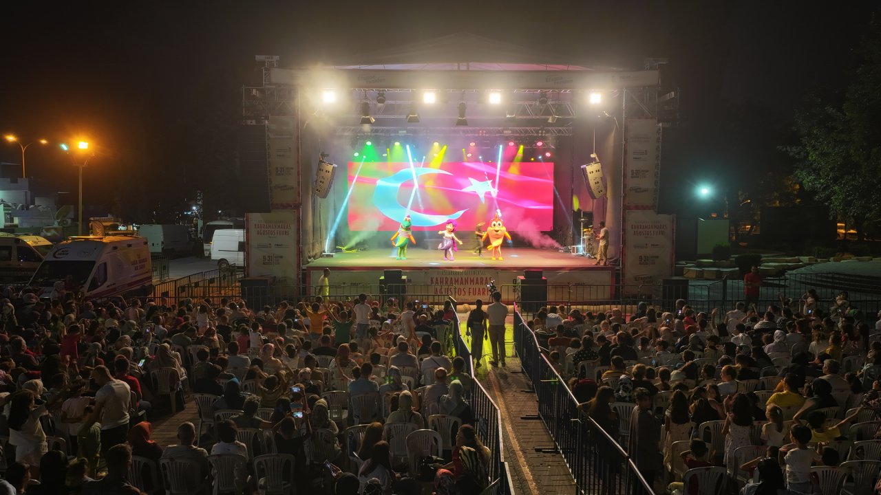 Maceracı Yüzgeçler, fuarda çocuklara unutulmaz bir gösteri sundu