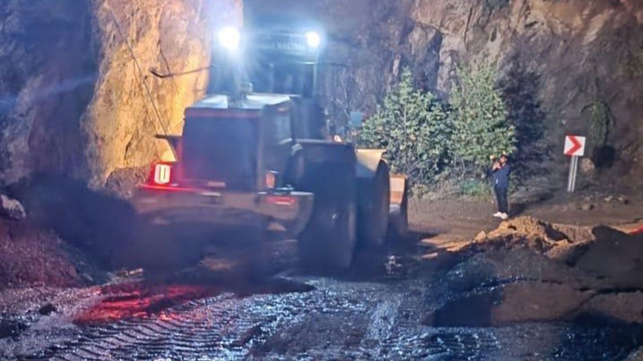 Büyükşehir, Onikişubat kırsalında heyelandan kapanan yolları trafiğe açıyor