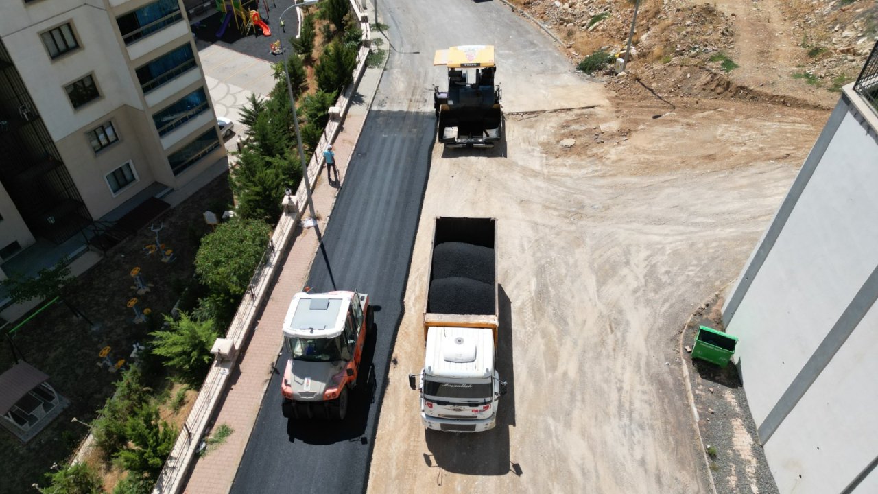 Onikişubat’ta asfalt seferberliği tüm hızıyla sürüyor