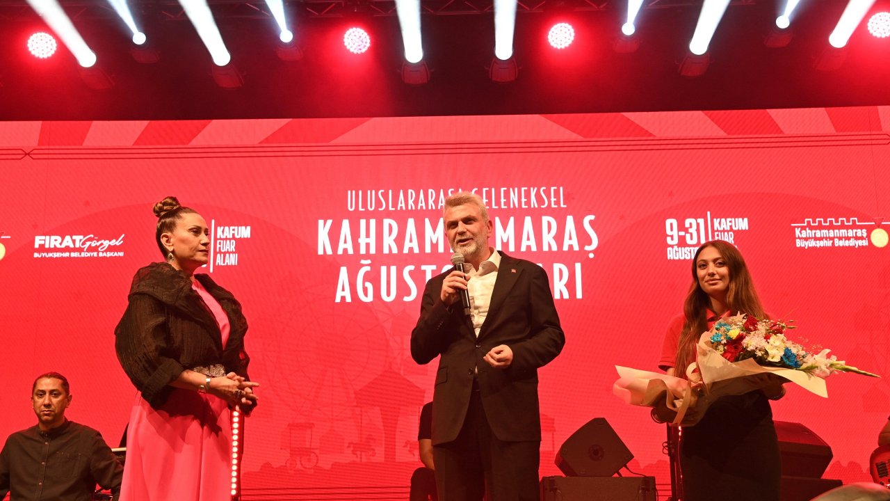 Zafer Bayramı’nda Azerin söyledi, KAFUM kırmızı beyaza büründü