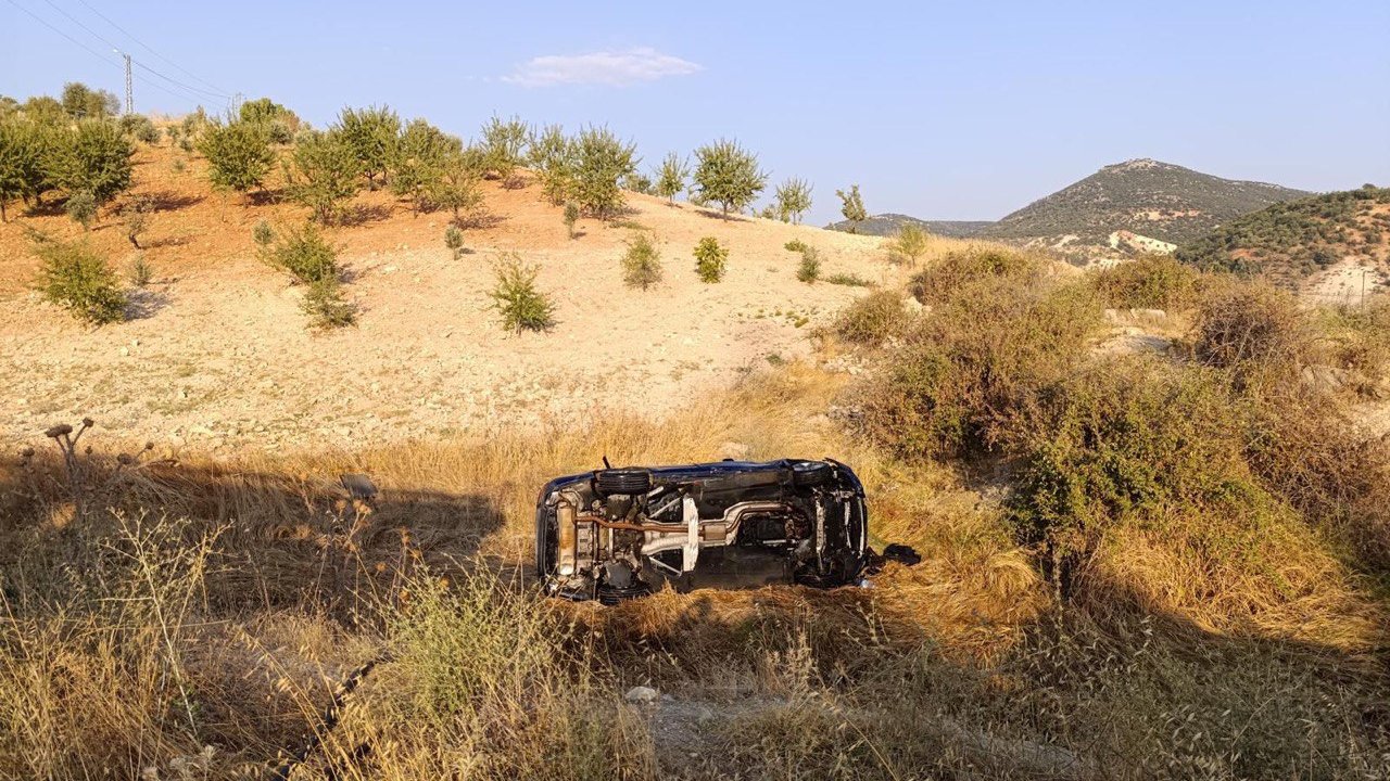 Kahramanmaraş’ta yoldan çıkan otomobil takla attı
