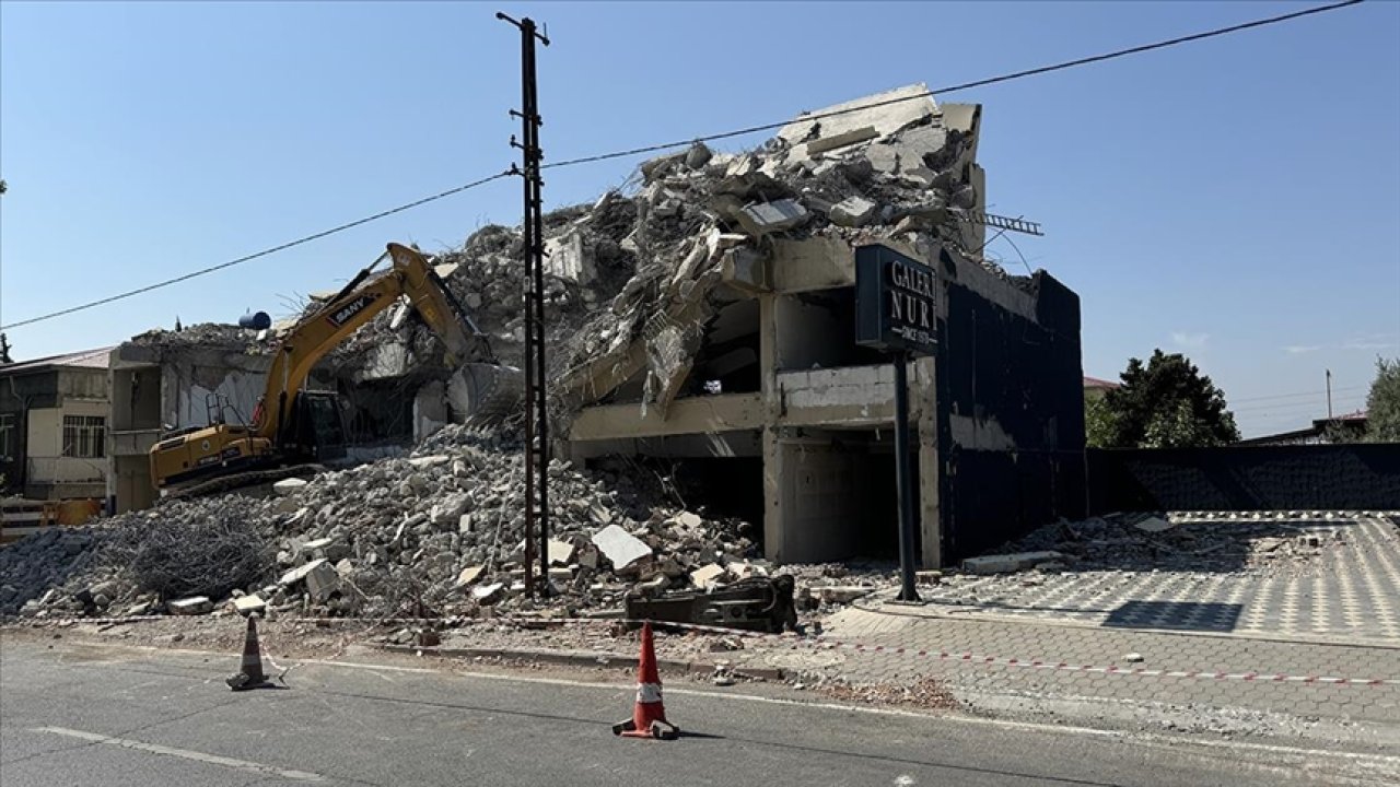 Kahramanmaraş'ta ağır hasarlı binaların yıkımı sürüyor