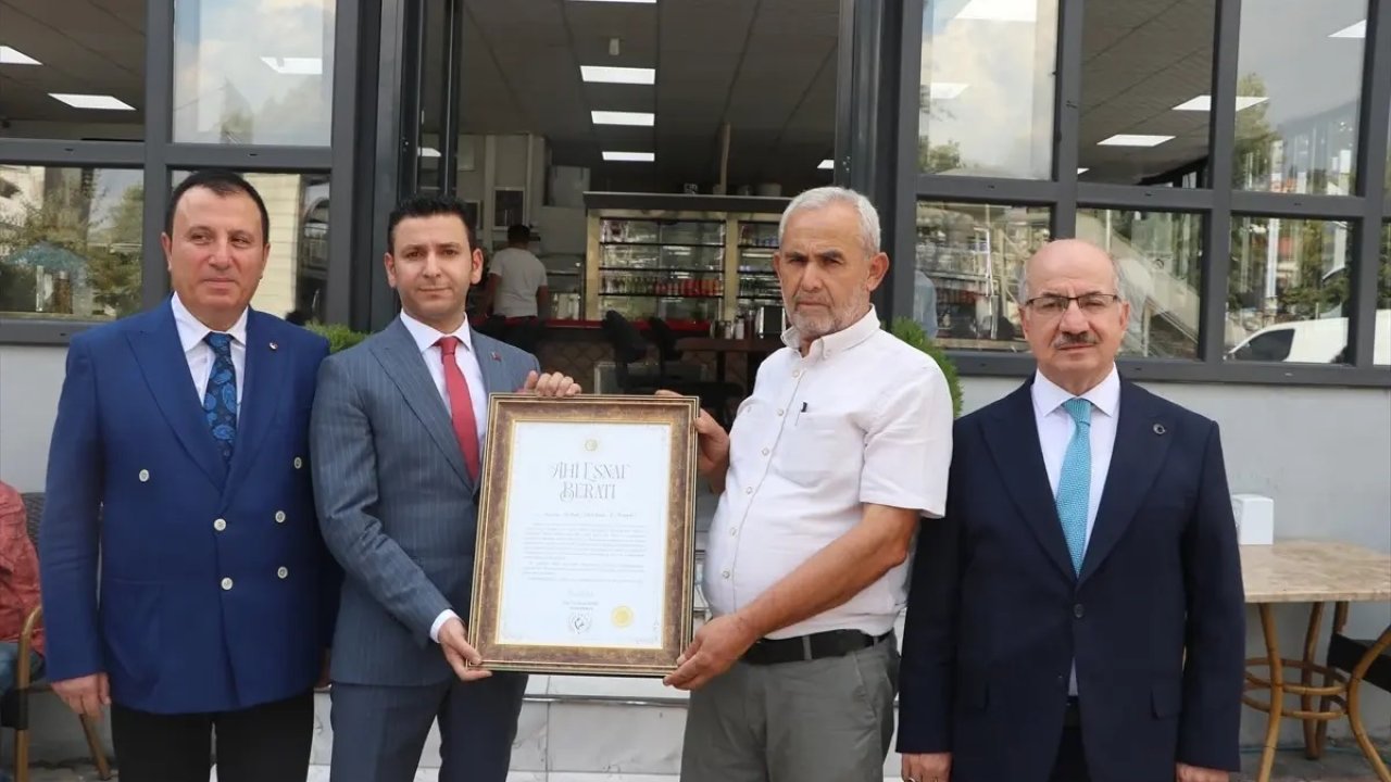 Kahramanmaraş'ta bir esnafa "ahi esnaf beratı" verildi