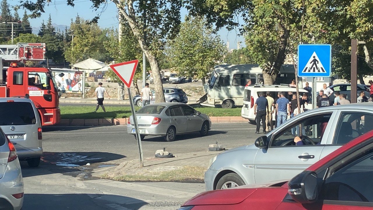 Kahramanmaraş'ta direksiyon hakimiyetini kaybeden dolmuş refüje çıktı!