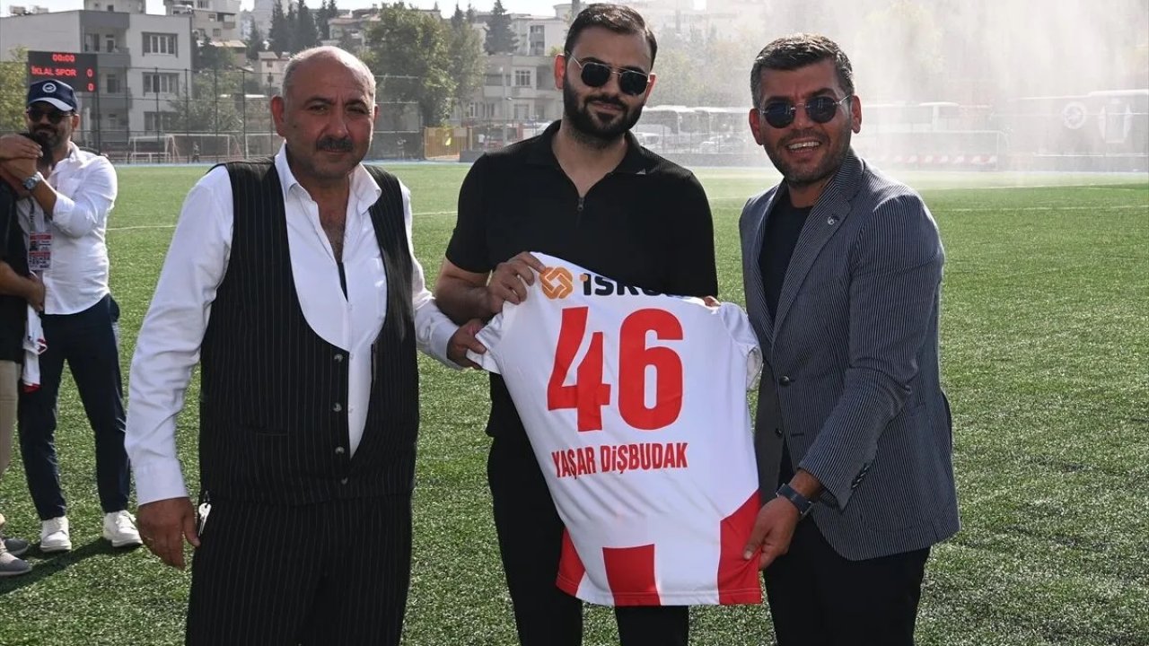Depremde futbolcu çocuklarını kaybeden aileler, ilk maçta takımı yalnız bırakmadı