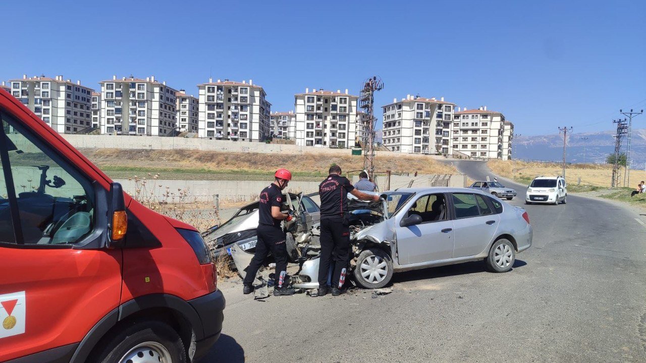 Kahramanmaraş’ta iki otomobil çarpıştı: 4 yaralı
