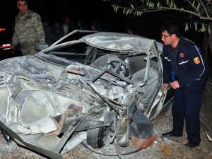 Otomobil ağaca çarptı! 2 ölü 1 yaralı