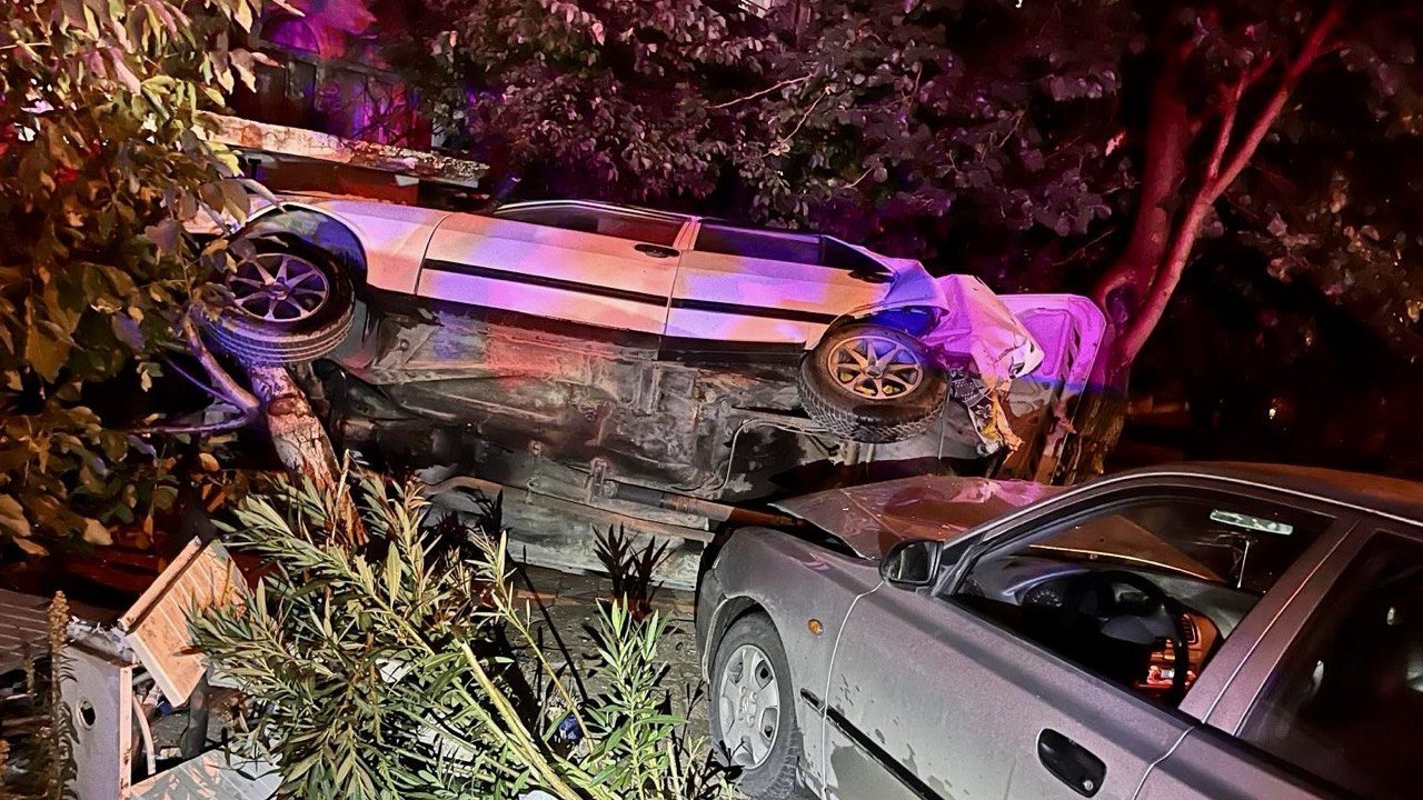 Kahramanmaraş’ta polisten kaçan otomobil park halindeki araçlara çarptı