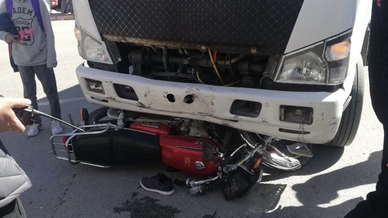 Kahramanmaraş’ta motosiklet kamyonetin altına girdi