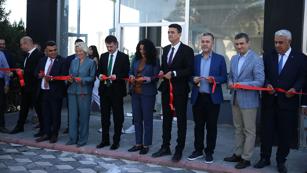 Kahramanmaraş'ta depremzede esnaf için otomatik kumaş kesimhanesi açıldı