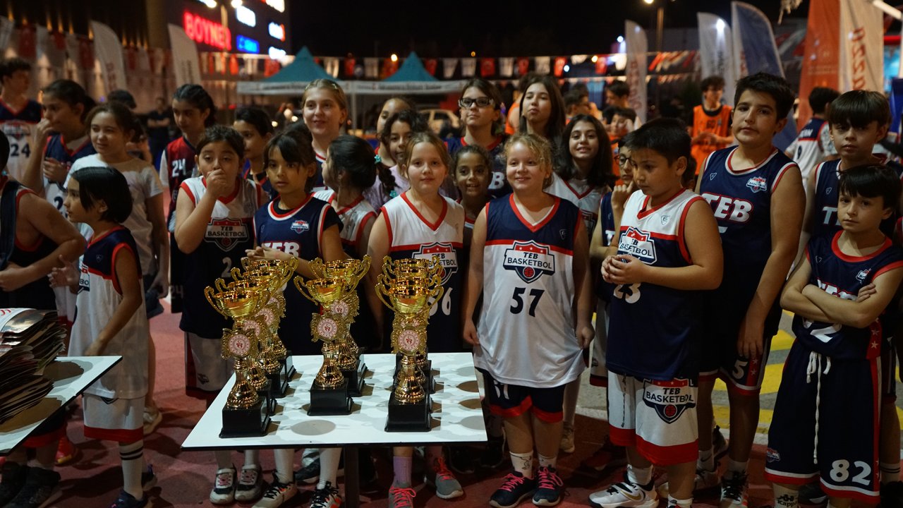 Kahramanmaraş'ta geleceğin basketbol yıldızları kupalarına kavuştu