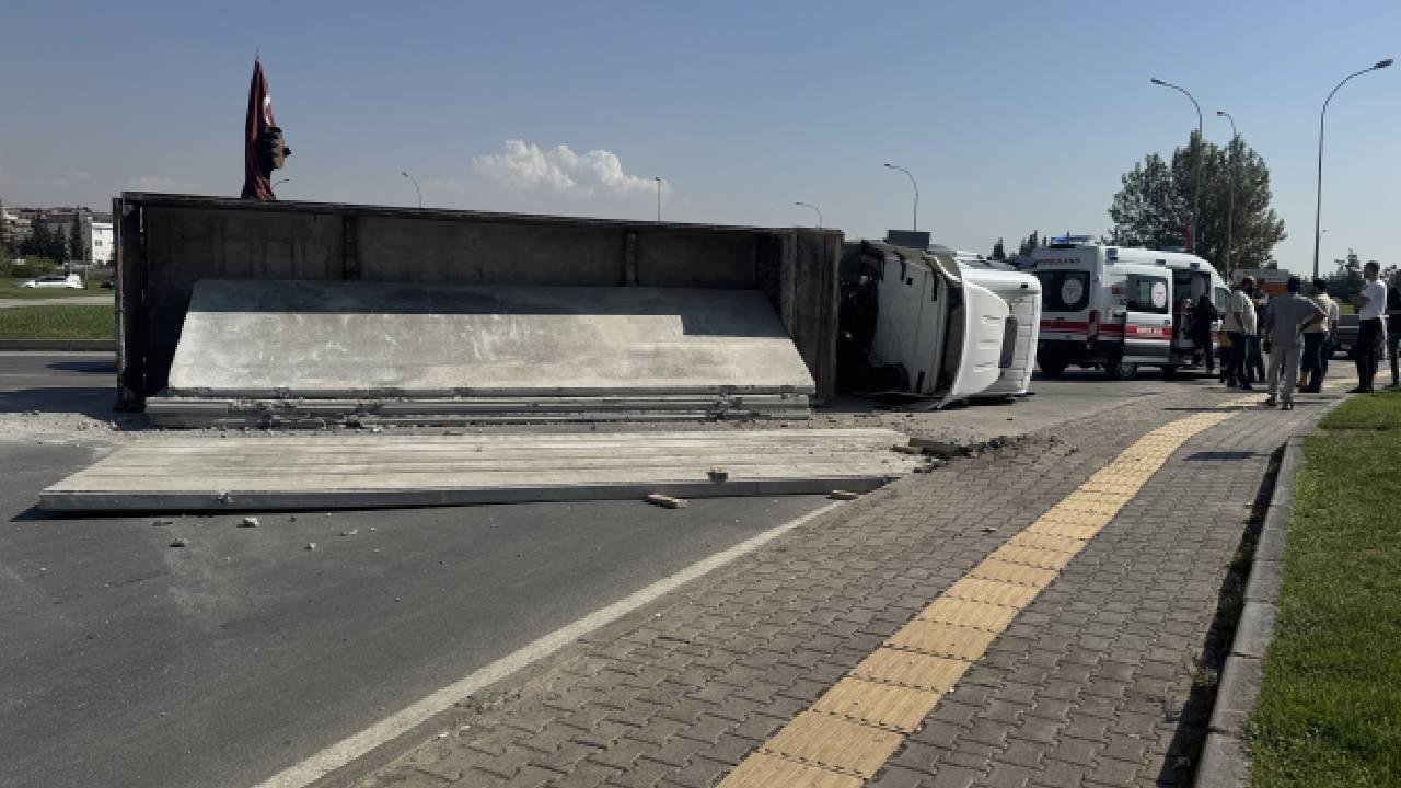 Kahramanmaraş'ta beton blok yüklü tır devrildi