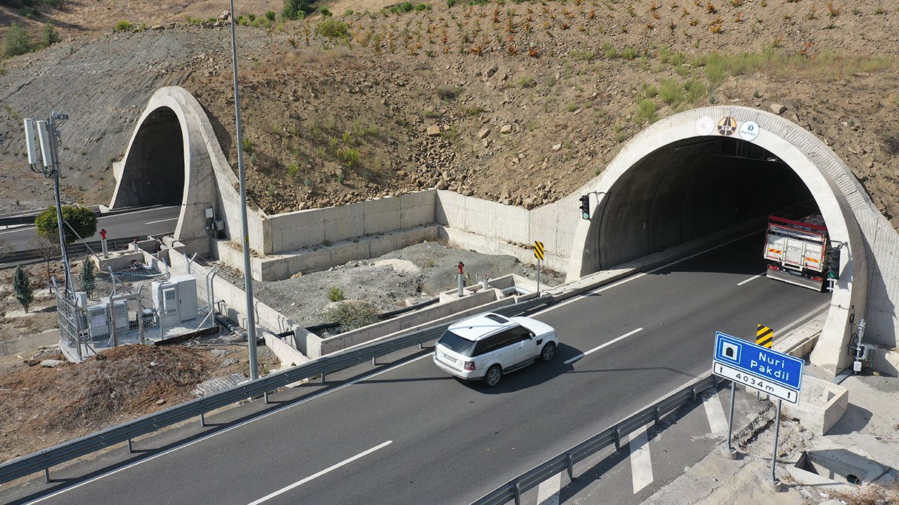 Türk edebiyatının "Dede Korkut"u Karakoç ve "Kudüs Şairi" Pakdil'in isimleri yaşatılıyor