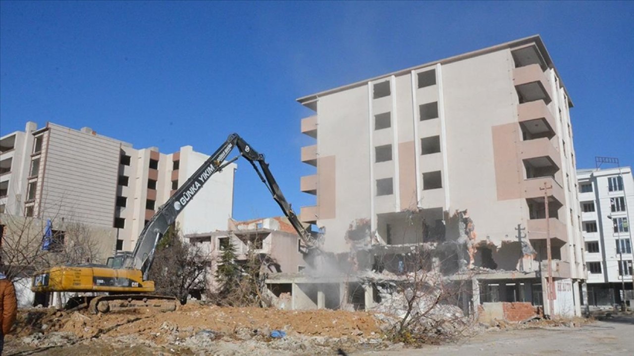 Kahramanmlaraş'ta hasarlı binaların kontrollü yıkımı sürüyor