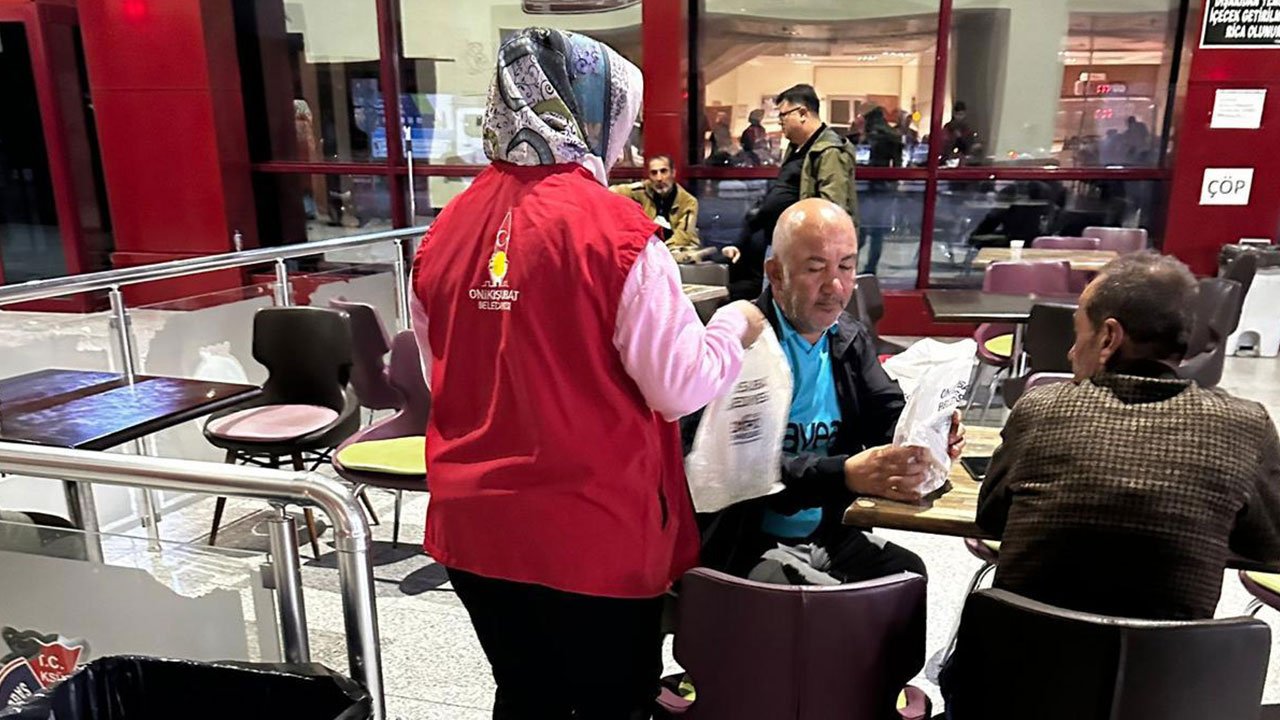 Onikişubat Belediyesi, hasta ve yakınlarına moral oldu