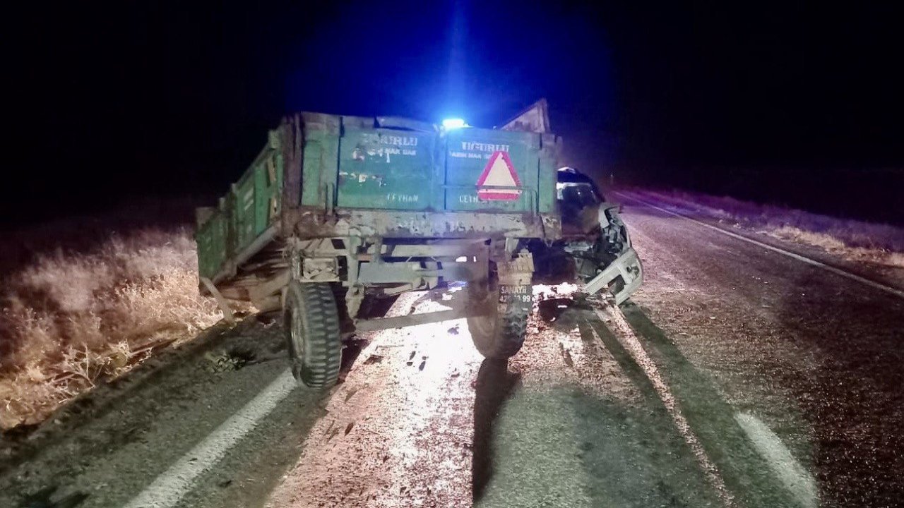 Kahramanmaraş'ta otomobil traktör römorkuna çarptı: 1 yaralı
