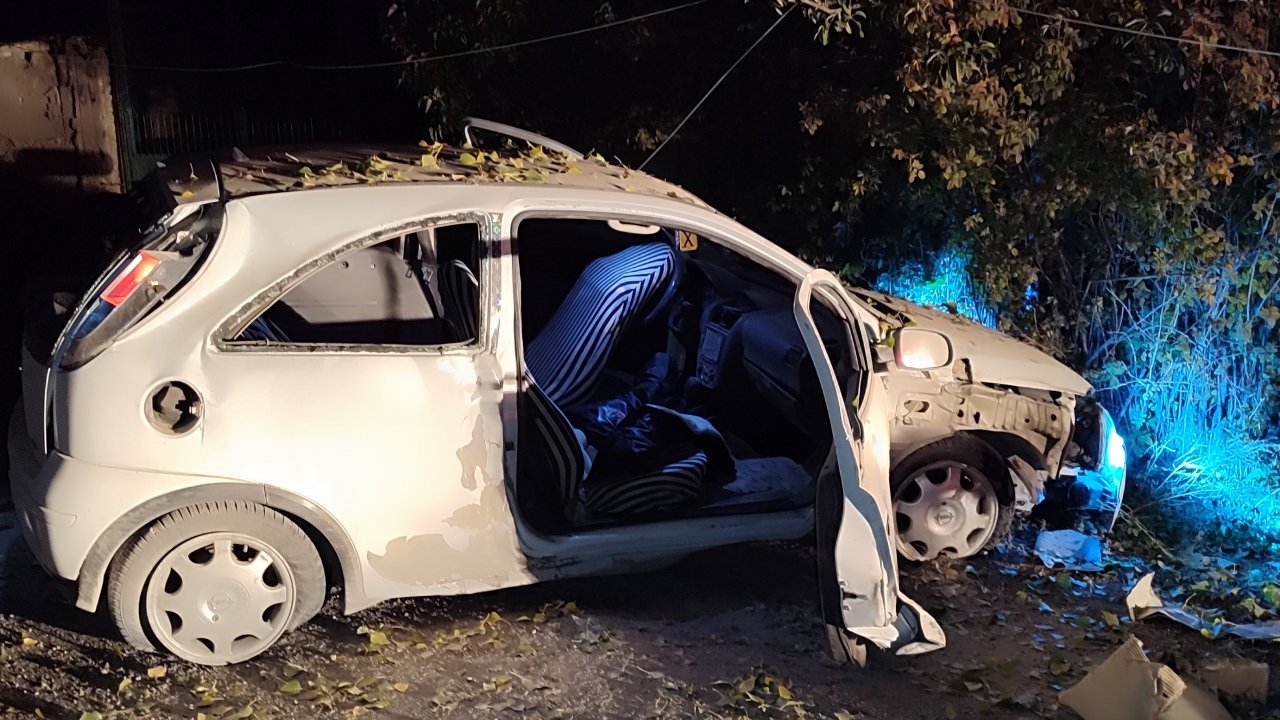 Kahramanmaraş'ta direğe çarpan otomobildeki 1 kişi öldü, 4 kişi yaralandı