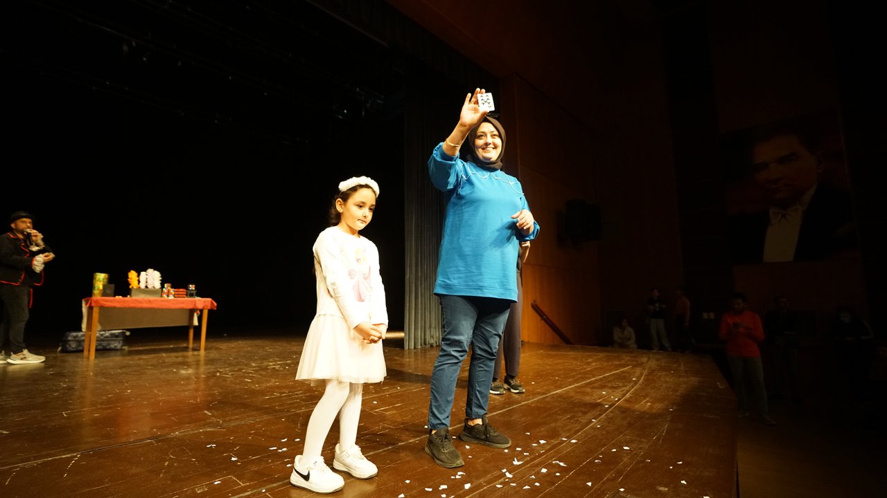 Çocuklar hafta sonu Büyükşehir’in gösterisinde çok eğlendi