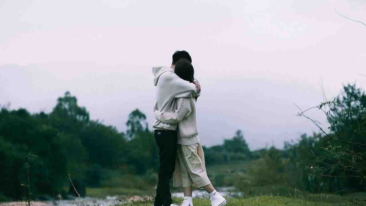 Rüyada Boyuna Sarılmayı görmek ne anlama gelir?