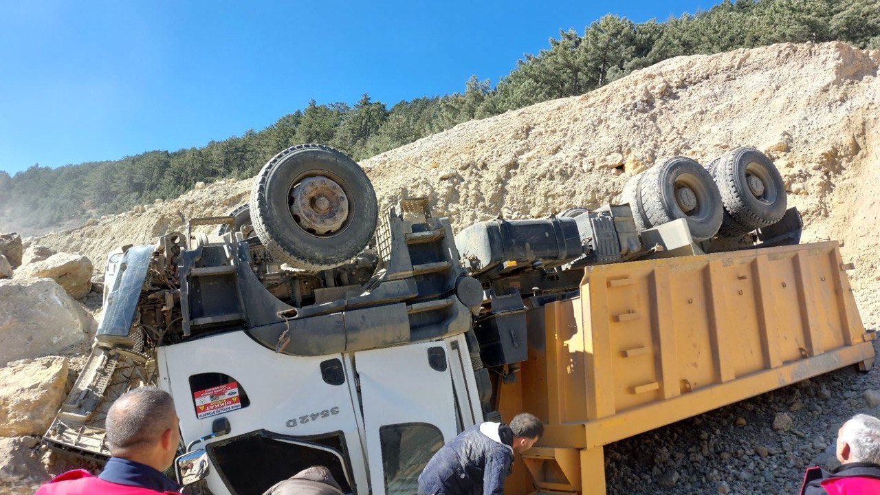 Göksun’da hafriyat kamyonu devrildi: 1 yaralı