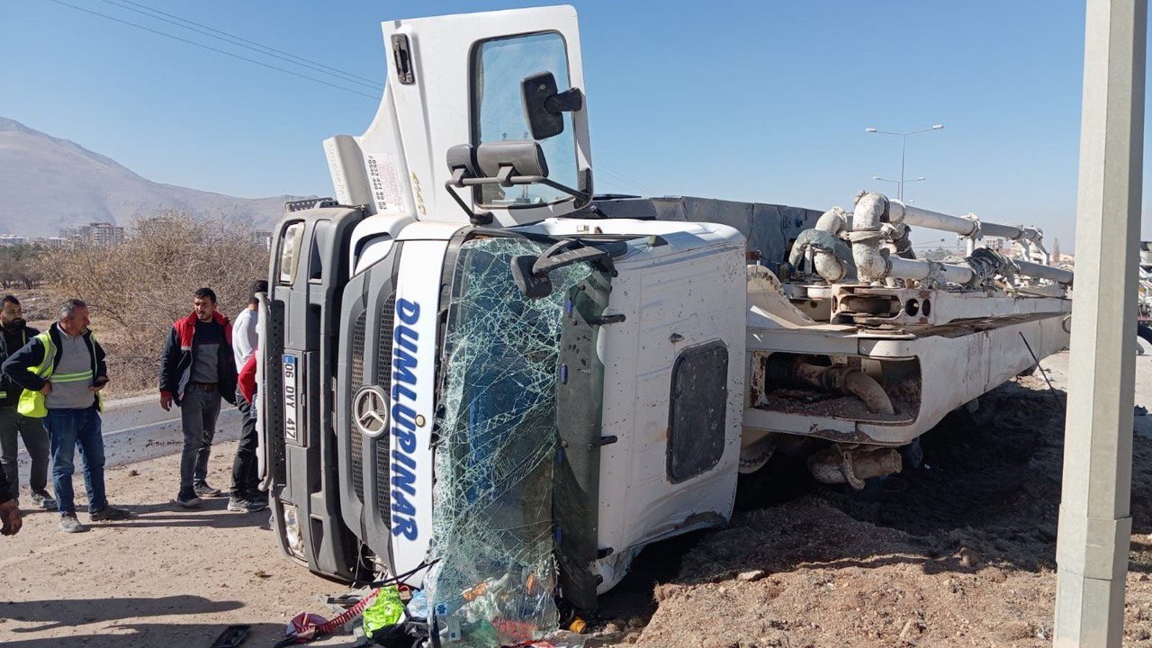 Elbistan’da beton döküm makinesi ile otomobil çarpıştı: 1 yaralı