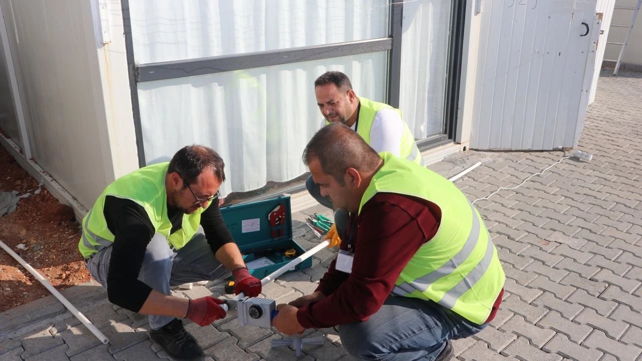 Depremlerden etkilenen Onikişubat'taki afetzedelerin konteynerleri kışa hazırlandı