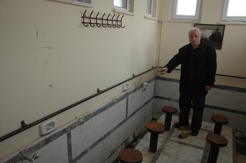 HIRSIZLAR CAMİNİN MUSLUKLARINI ÇALDI