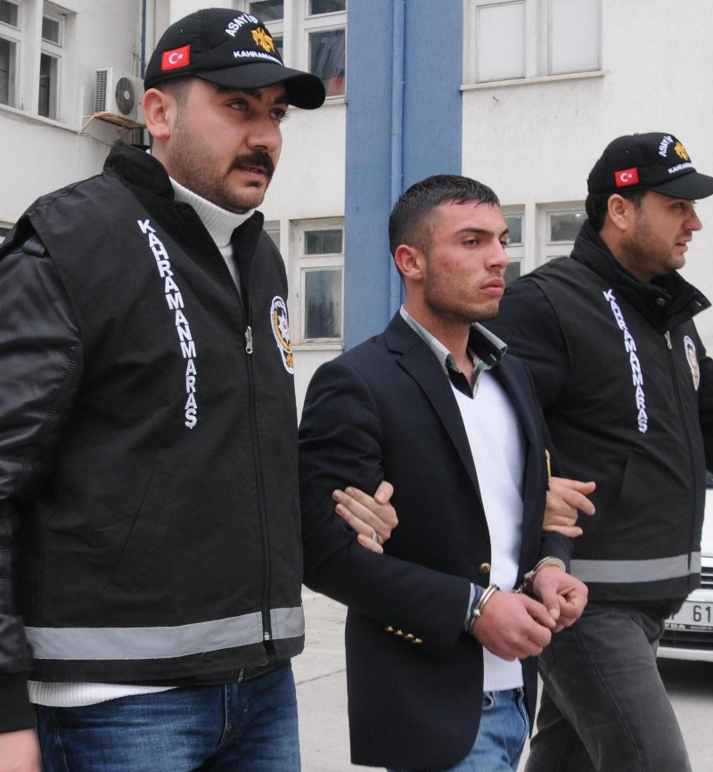 ALKOL ALIRKEN ARKADAŞINI BIÇAKLAYARAK ÖLDÜRDÜ