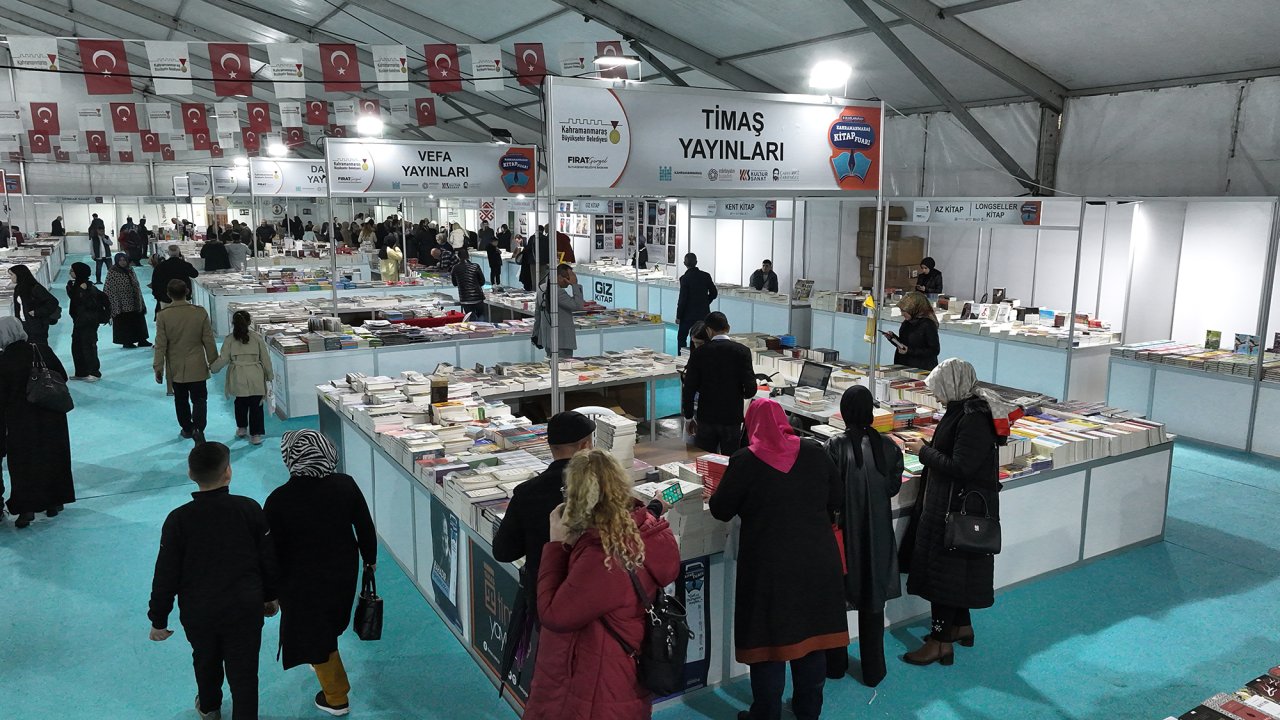 9. Uluslararası Kitap Fuarı ilk gününde ziyaretçi akınına uğradı